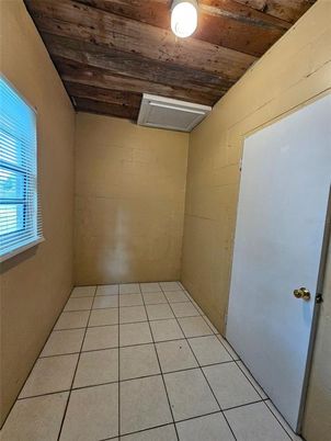 Empty room, Interior, Wooden Ceilings