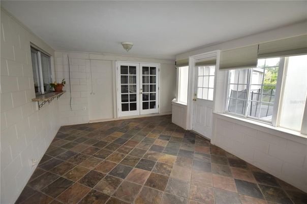 Empty room, Interior