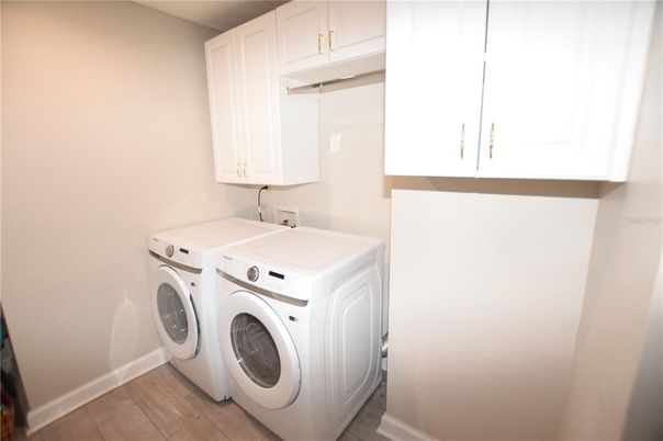 Interior, Washer, Wood Texture Flooring