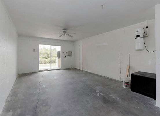 Empty room, Interior