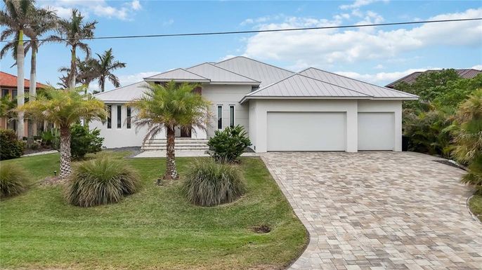 Attached, Exterior, Facade, Ranch