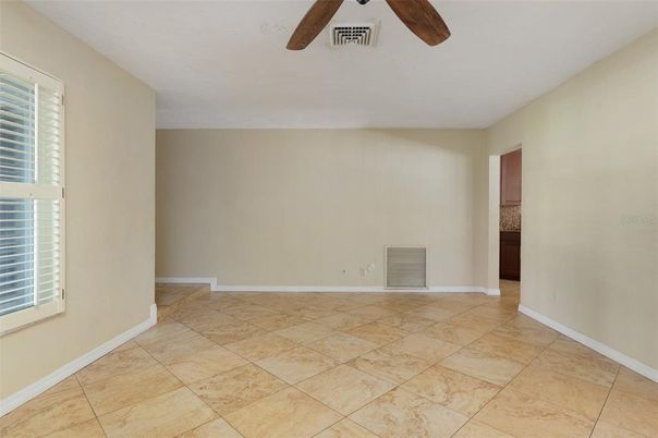 Empty room, Interior