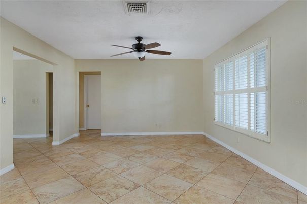 Empty room, Interior
