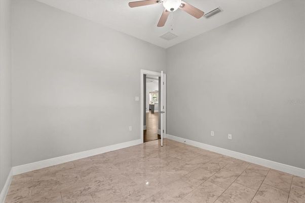 Empty room, Interior