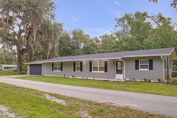 Exterior, Facade, Ranch