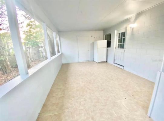 Empty room, Interior