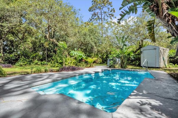 Exterior, Pool