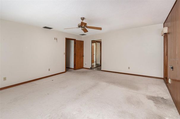 Empty room, Interior