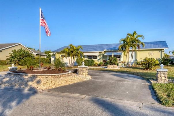 Exterior, Facade, Ranch