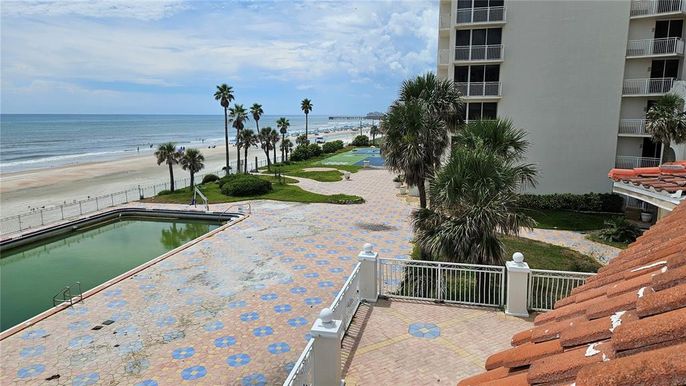 Exterior, Pool, Water