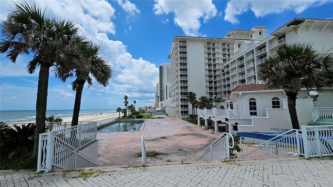 Exterior, Pool, Water