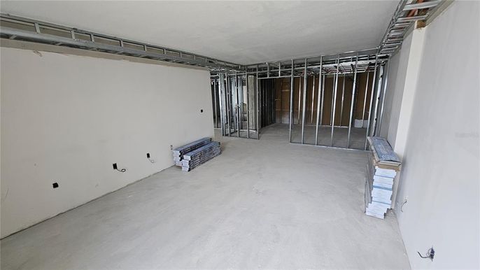 Empty room, Interior