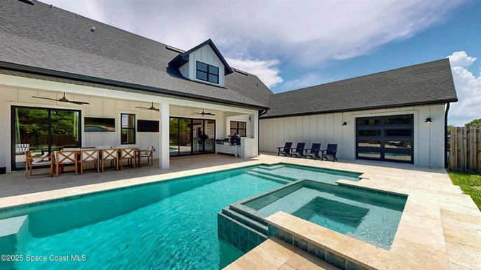 Exterior, Pool