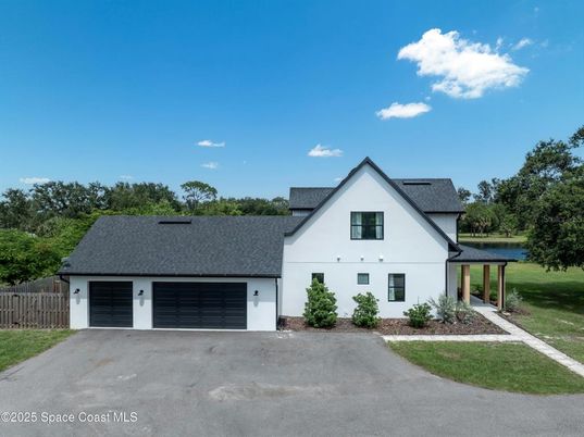 Attached, Exterior, Facade, Farmhouse
