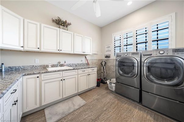 Interior, Recessed Lighting, Washer, Wood Texture Flooring