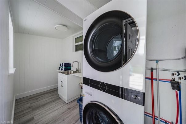 Interior, Utility Closets, Washer, Wood Texture Flooring