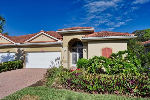 Attached, Exterior, Facade, Mediterranean