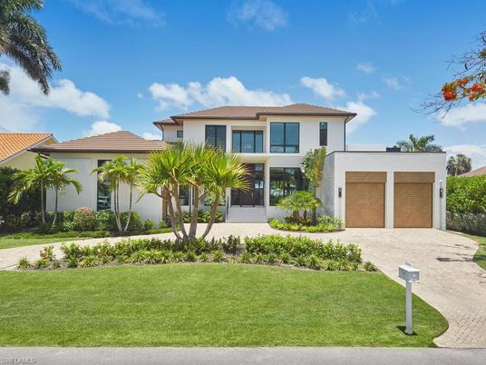 Attached, Exterior, Facade, Modern