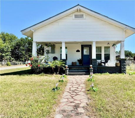 Exterior, Facade, American Craftsman