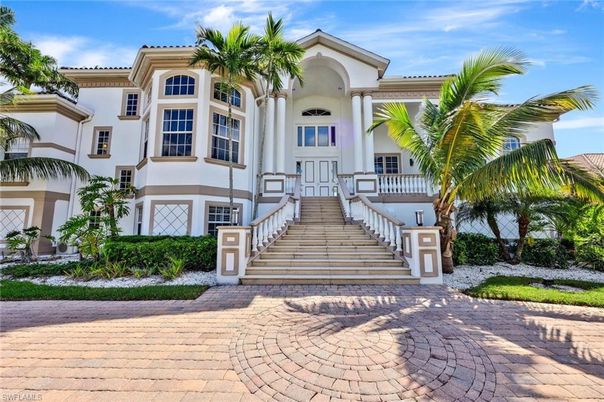 Attached, Exterior, Facade, Mediterranean
