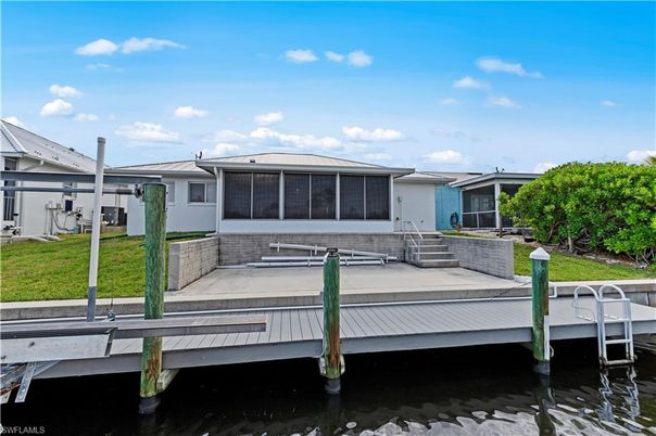 Exterior, Lake