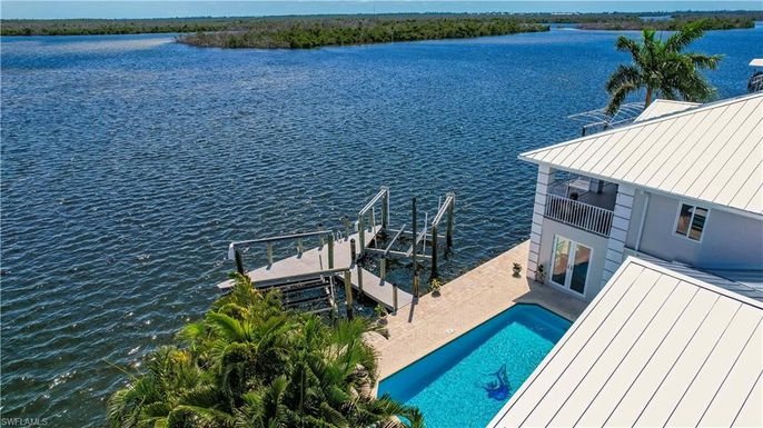 Exterior, Lake