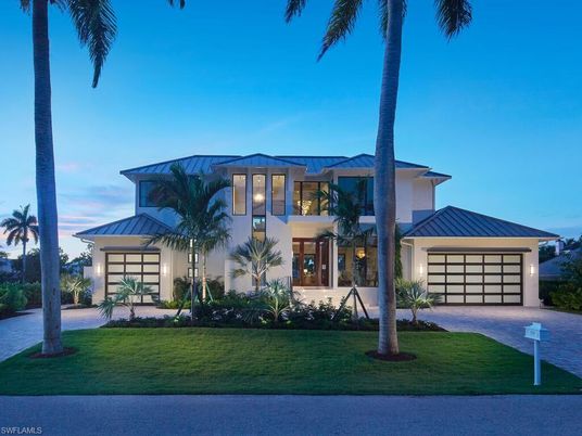 Attached, Exterior, Facade, Modern