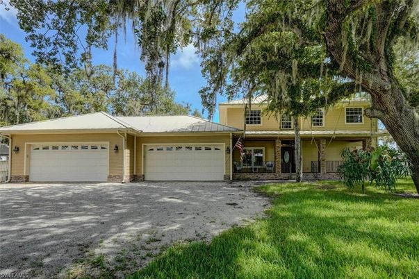 Attached, Exterior, Facade, Ranch
