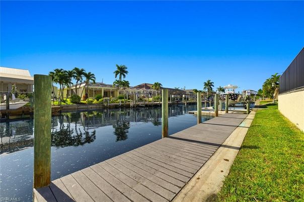 Exterior, Lake
