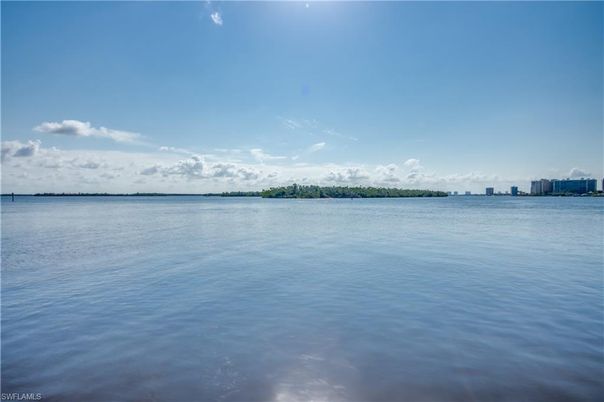 Exterior, Lake