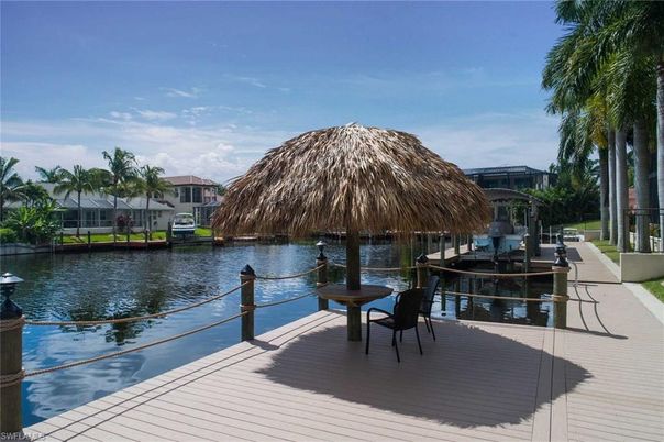 Exterior, Lake