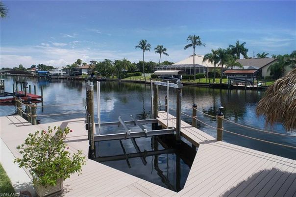 Exterior, Lake