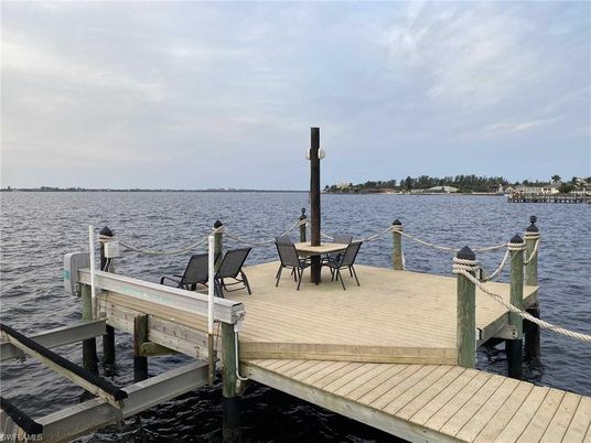 Exterior, Lake