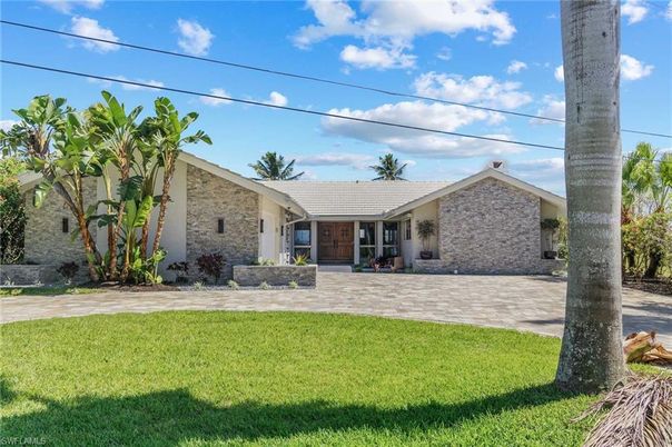Backyard, Exterior, Facade, Brick Facade, Ranch