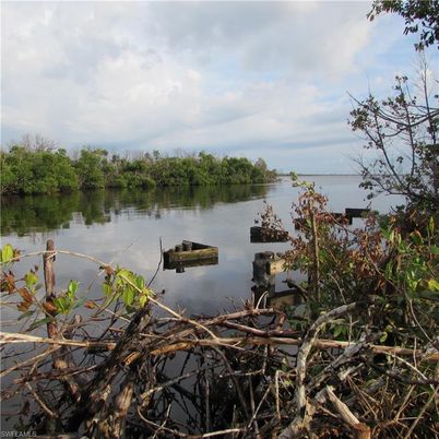 Exterior, Lake