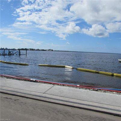 Exterior, Lake