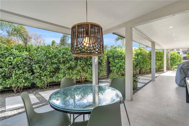 Dining room, Exterior, Pendant Lights