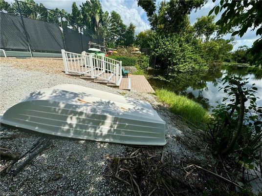 Exterior, Lake
