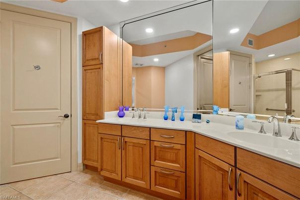 Bathroom, Dual Sink Vanities, Interior, Recessed Lighting