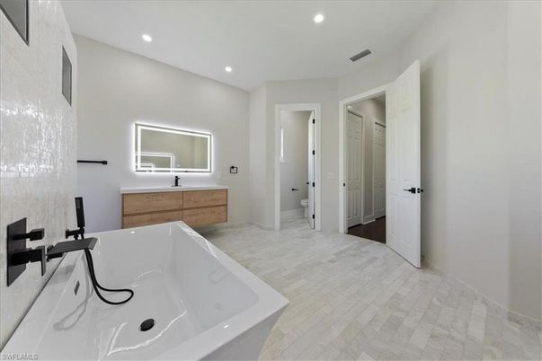 Bathroom, Dual Sink Vanities, Interior, Recessed Lighting