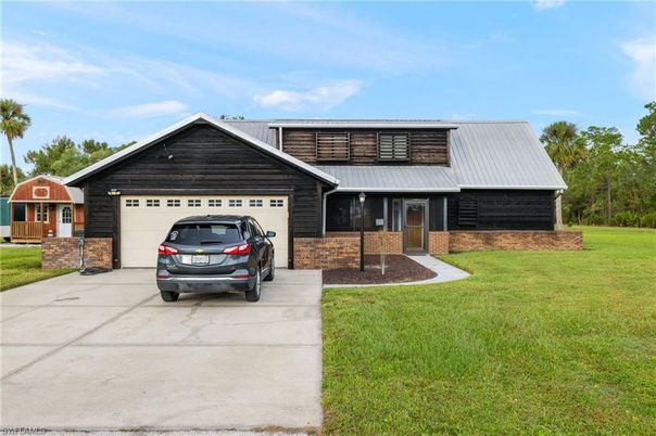 Attached, Exterior, Facade, Brick Facade, Log Home