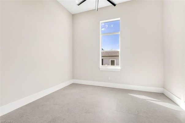 Empty room, Interior