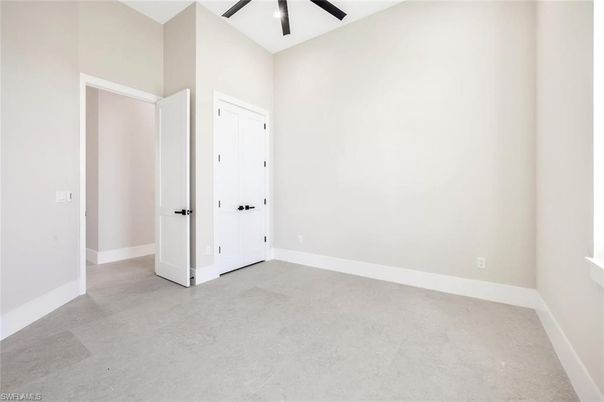 Empty room, Interior