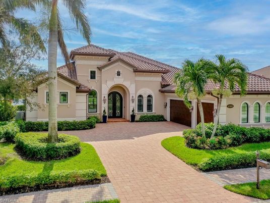 Attached, Exterior, Facade, Mediterranean