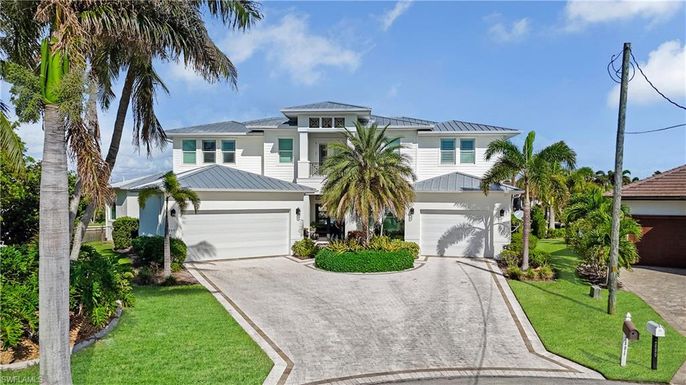 Attached, Exterior, Facade, Mediterranean