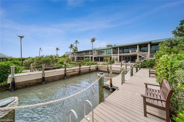 Exterior, Lake