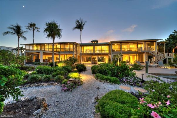 Backyard, Exterior, Facade, Modern