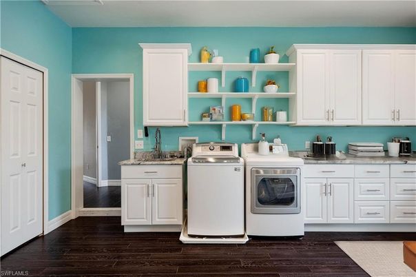 Interior, Washer, Wood Texture Flooring