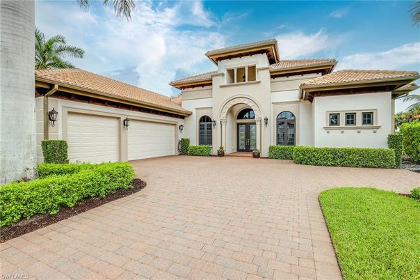 Attached, Exterior, Facade, Mediterranean