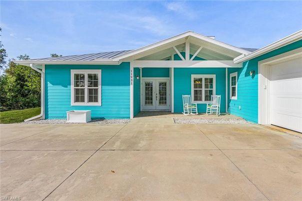 Attached, Exterior, Facade, American Craftsman